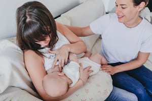La puericultora Daniela Cimma acompaña a una mamá en la lactancia de su bebé.
