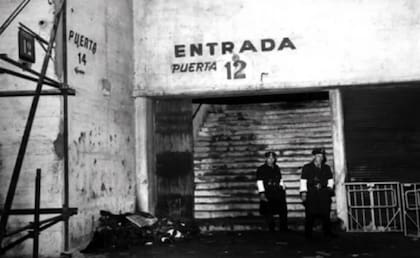 La Puerta 12, la Policía y los molinetes, protagonistas de la mayor tragedia de la historia del fútbol argentino