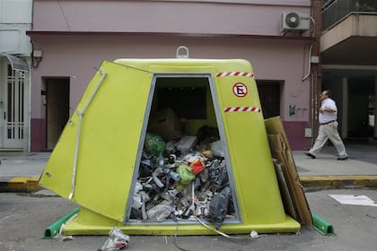 La puerta abierta y los residuos a punto de caer, una postal habitual y molesta