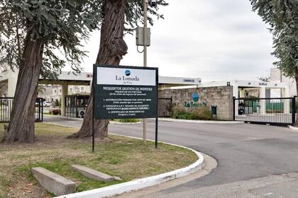 La puerta de acceso al country club La Lomada de Pilar