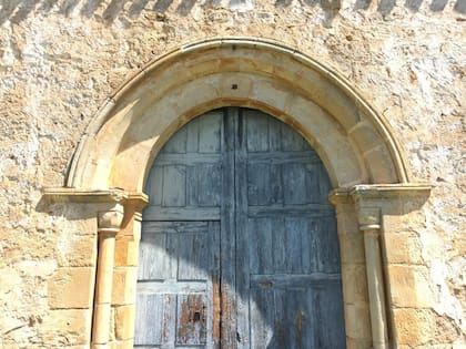 La puerta de acceso al monasterio de La Monjía (Idealista)