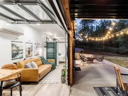 La puerta de cristal crear una experiencia de interior y exterior para los huéspedes.