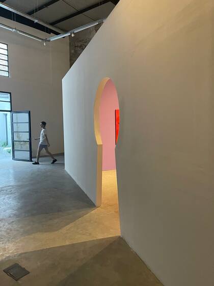 La puerta de entrada a la muestra de Iara Kaumann Madelaire