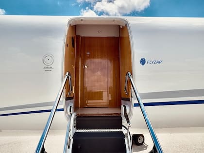 La puerta de entrada al avión en el que viajó Milei a Estados Unidos, de la empresa Flyzar
