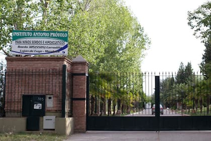 La puerta de entrada al Instituto Próvolo de Luján de Cuyo, Mendoza.