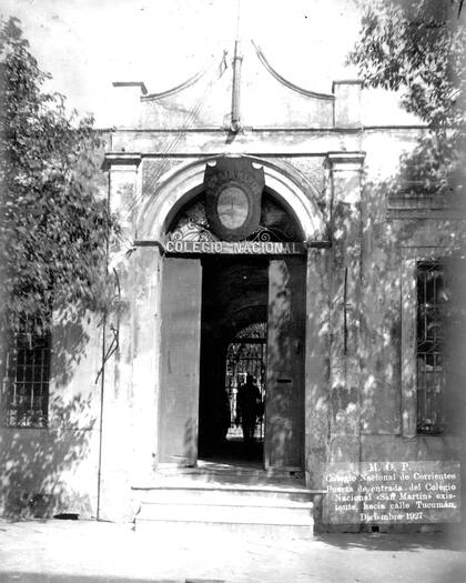 La puerta de entrada del colegio, en 1927, sobre la calle Tucumán.