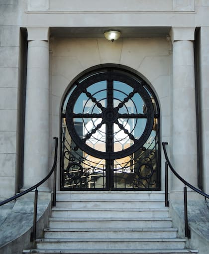 La puerta de entrada tiene la forma de un gran timón.