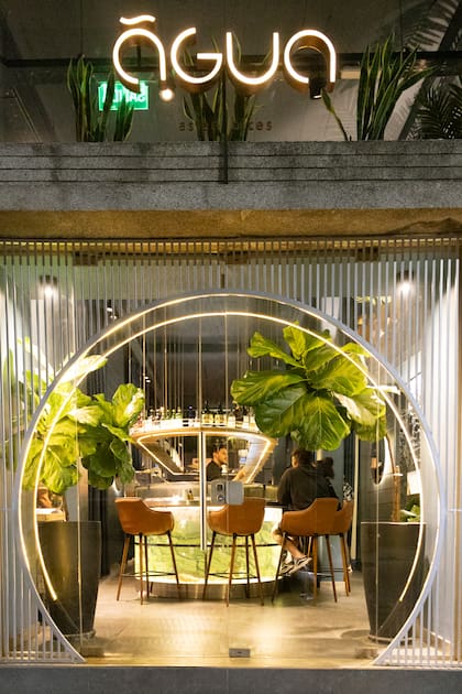 La puerta de ingreso a Asian Bites, un pasaje al mundo "acuático" de esta propuesta gastronómica.