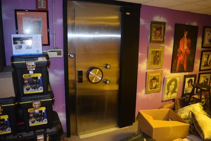 La puerta de la bóveda del artista en Paisley Park, antes de ser taladrada