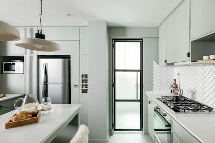 La puerta de la cocina es de hierro y vidrio texturado 'Dreamline' (Viio). Fotos Federico Paul (Gentileza: Camila Monge)