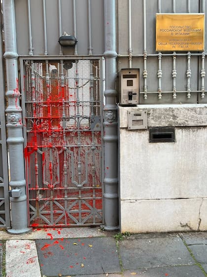 La puerta de la embajada rusa en Roma