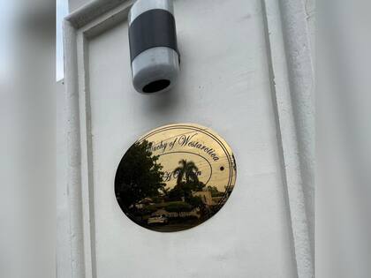 La puerta de la falsa Embajada.