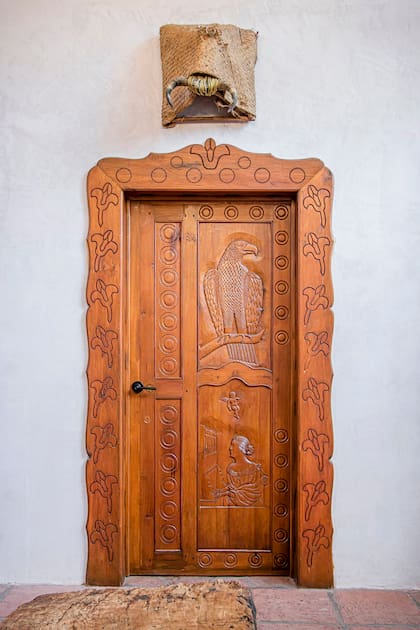 La puerta de madera tallada sirve como anticipo de lo que se encuentra dentro.