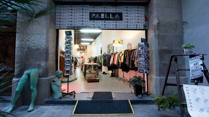 La puerta de Paella un local que mezcla arte, diseño industrial y moda en Barcelona.