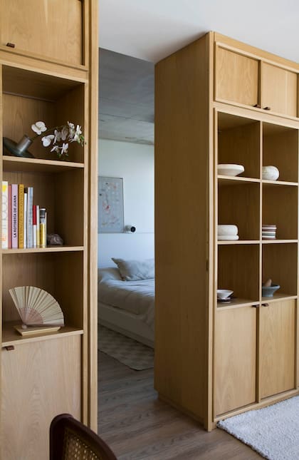 La puerta de paso al cuarto es parte del mueble de la biblioteca.