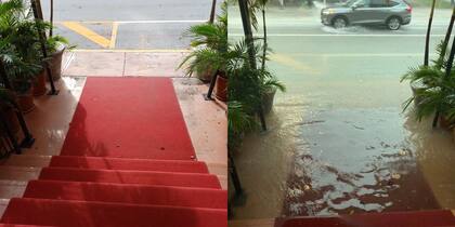 La puerta de un hotel de Miami durante las inundaciones