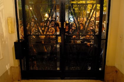 La puerta del departamento de Charly García, en Coronel Díaz y Santa Fe, el 23 de octubre de 2006. Como todos los años, sus fans esperaban para saludarlo