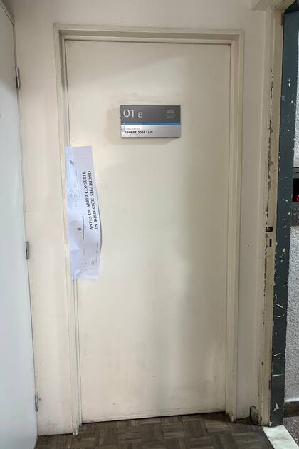 La puerta del despacho de José Luis Espert, en el edificio anexo de la Cámara de Diputados, estuvo franjada toda la noche