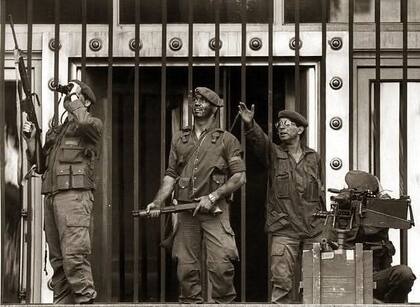 La puerta del Edificio Libertador, con carapintadas armados, durante el 3 de diciembre