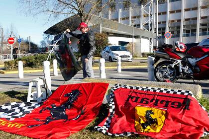 La puerta del hospital de Grenoble, donde Schumacher está internado