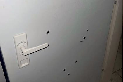 La puerta del refugio recibió varios disparos por parte de los terroristas cuando intentaron ingresar