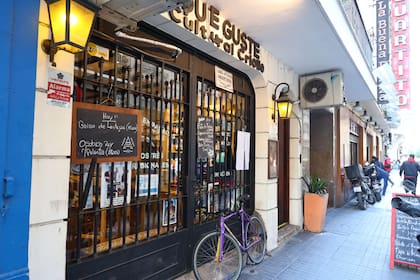 La puerta del restaurante en la calle Talcahuano 949, entre Marcelo T. De Alvear y Paraguay