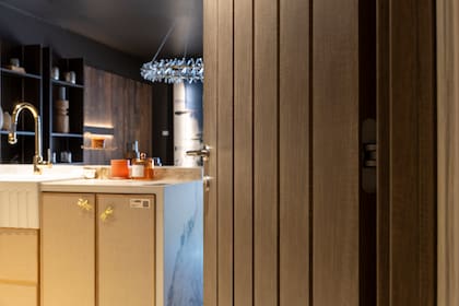 La puerta Gema en su elegante versión con bastones verticales marca el ingreso al espacio 304 by Loly Albasini.