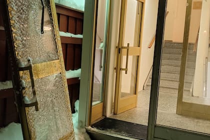 “La puerta había que desmontarla porque se congelaban las uniones y te quedabas o encerrado dentro de los edificios del personal donde vivíamos, o peor, te quedabas afuera en el frío..."