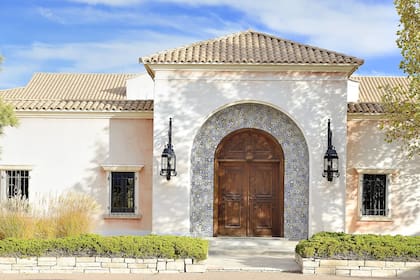 La puerta principal de Zorro Ranch (foto: realtor.com)