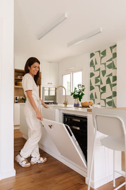 La puerta revela el lavavajillas panelable. Con ingenio, hubo lugar para todas las comodidades.