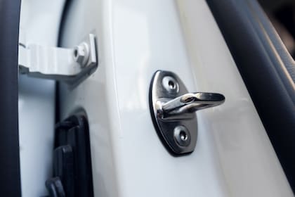 La puerta trasera del auto esconde funciones que muchos no conocen