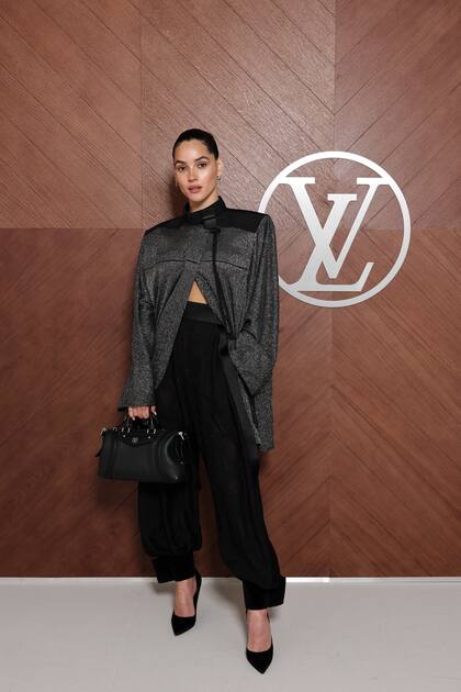 La puertorriqueña Adria Arjona, la hija actriz del cantante guatemalteco Ricardo Arjona, fue una de las celebridades invitadas al desfile de Louis Vuitton