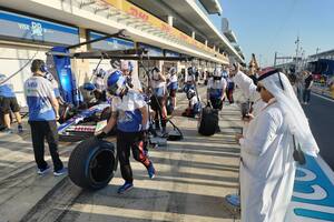 La puesta a punto en el box de Williams para la práctica libre del Gran Premio de Qatar