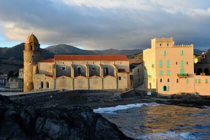 La puesta de sol y la rompiente del Mediterráneo en el castillo que aún conserva el pueblo