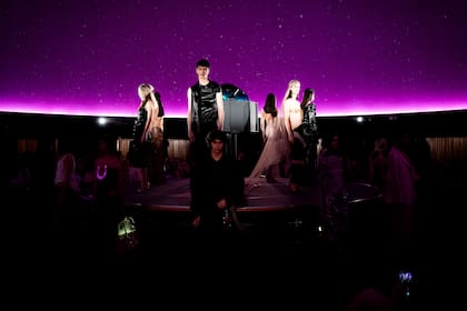 La puesta en escena del último desfile en el Planetario Galileo Galilei destacó el vinculo de los pueblos originarios del Gran Chaco con el cielo, en sintonía con la nueva colección presentada.