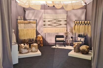 La puesta en escena estuvo a cargo de la interiorista Luciana Parra, que la pensó como una mini galería de arte, con plataformas y todo, un color profundo como marco de las obras y textiles que las rodean con calidez.