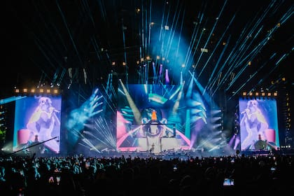 La puesta incluyó a la gran mayoría de los invitados cantando desde las pantallas