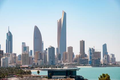 La pujante Ciudad de Kuwait, centro del poder de la rica monarquía petrolera