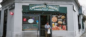 El rincón cerca del pasaje Voltaire que, con más de 20 años, conquista al barrio con su abundante sándwich de milanesa