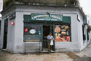 El rincón cerca del pasaje Voltaire que, con más de 20 años, conquista al barrio con su abundante sándwich de milanesa