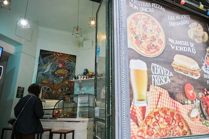 La Pulpería De Francisco, sumó comidas al paso desde que está en la esquina de Voltaire y Arévalo.