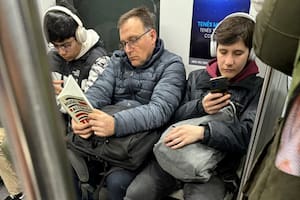 La pulseada de libros versus celular, en un vagón de subterráneo, un día de invierno cualquiera