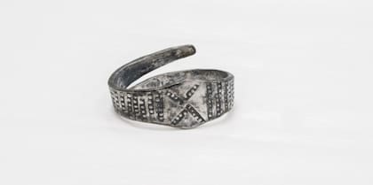 La pulsera con una X representaba la generosidad de quien lo portaba