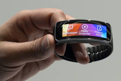 La pulsera inteligente Galaxy Fit, uno de los dos equipos que Samsung presentó en la Argentina