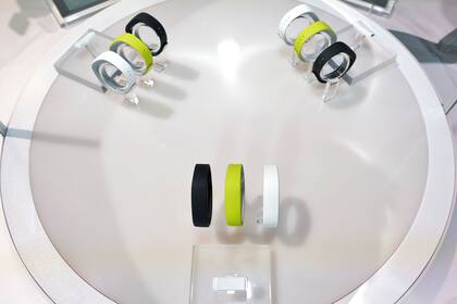 La pulsera inteligente Smartband de Sony, sin pantalla y con sincronización vía Bluetooth o NFC con cualquier smartphone con Android