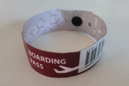 La pulsera que utilizan las empresas para monitorear a los estudiantes mediante un código de barras