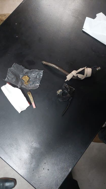 La punta de hierro y la droga halladas en la requisa de la celda de la Alcaidía 8 Bis, de Villa Lugano