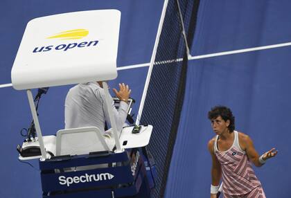 La queja de Carla Suárez Navarro con el umpire, que tuvo problemas para calmar al público