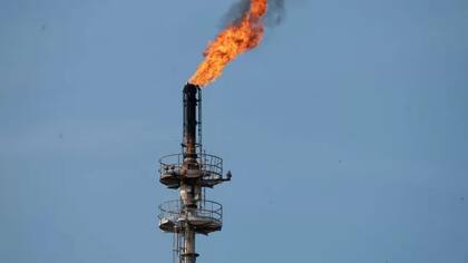La quema de gas es algo normal y rutinario en las refinerías petroleras o plantas que procesan este hidrocarburo, como se ve en esta imagen, sin embargo, lo que viene ocurriendo en una planta rusa es extremadamente inusual, de acuerdo con los expertos.