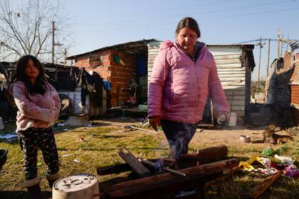 La quema de leña se convirtió en uno de los recursos más utilizados por los vecinos de los barrios populares para calefaccionarse